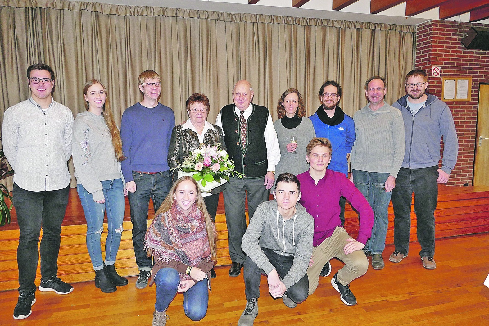 Das Team sagt Ade (von rechts hinten): David Coulon, Oliver Drechsler, Matthias Hooge, Bärbel Ruoff, Erich und Maria Stefani, Jens Ayasse, Melissa Vogler, Daniel Schnürer – (vorne von rechts) Marc Gruber, Ralf Stanzel und Isabel Vogler. Bild: Lück