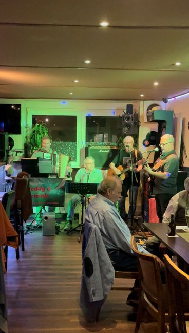Fred Nestele (links) mit seiner Band bei einem Konzert in seiner Gaststätte: Der Wirt hat in seinem Lokal die 2G-Regel eingeführt – reinkommen und mitfeiern dürfen deshalb nur noch Gäste, die geimpft oder genesen sind. Bild: z