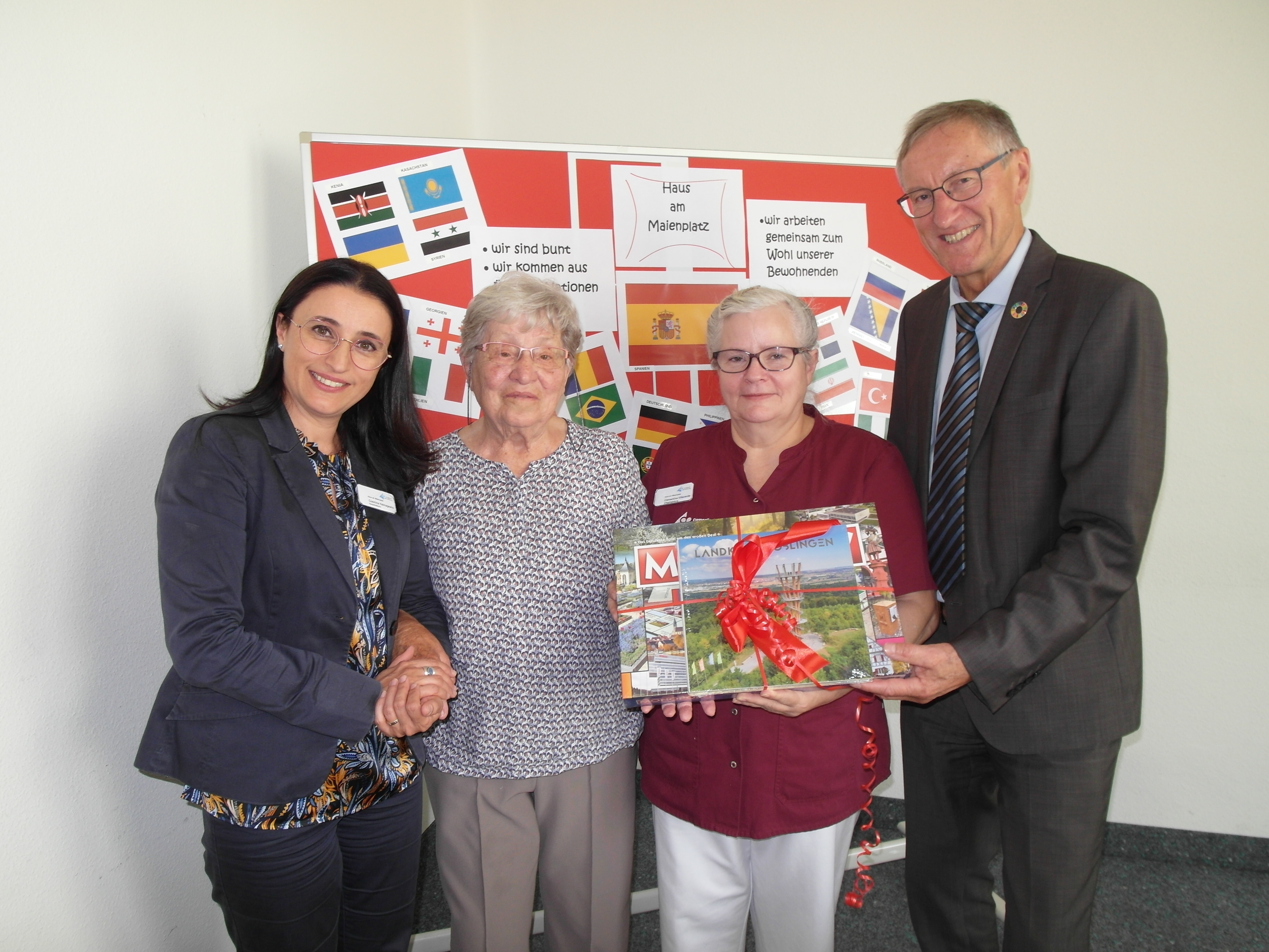 (von links): Cosmina Halmageanu (Leiterin des Altenpflegeheims Haus am Maienplatz), Martha Macht (Bewohnerin des Hauses am Maienplatz), Clementina Villaverdes (Alltagsbegleiterin im Haus am Maienplatz) und Landrat Roland Bernhard. Bild: Staber
