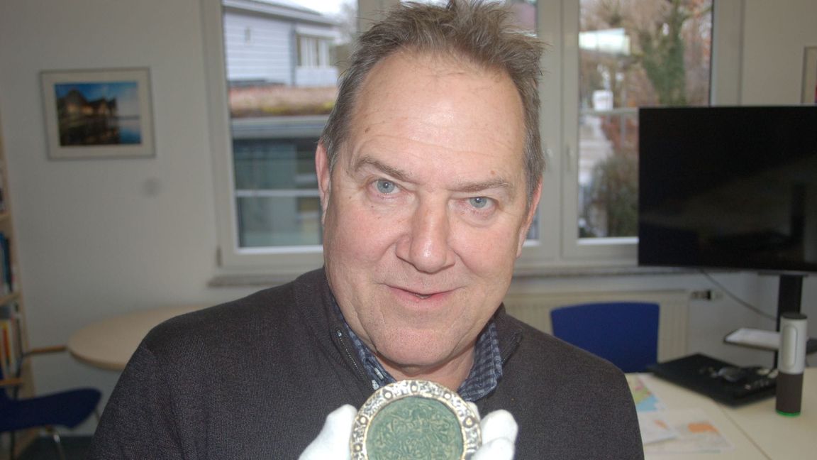 Gunter Schöbel zeigt eine alamannische Rundfibel, vermutlich aus dem Jahr 635, die zunächst wohl germanisch war, dann aber christlich „überarbeitet“ wurde. Vermutlich diente sie als Mantelverschluss einer adeligen Frau.