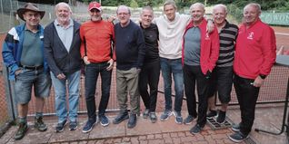 Meister der Herren 60 und Aufsteiger von der Bezirksoberliga in die Verbandsliga (von links):
Joachim Langenstein, Gerhard Kuhm, Otto Bibartiu, Laslo Cepela, Ralf Bocatius, Kai Dehlwes, Peter Kreczmarsky, Werner Hommel und Dusan Zelenik (es fehlt: Rainer Strohhäcker).