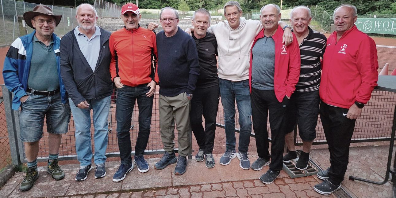 Meister der Herren 60 und Aufsteiger von der Bezirksoberliga in die Verbandsliga (von links): 
Joachim Langenstein, Gerhard Kuhm, Otto Bibartiu, Laslo Cepela, Ralf Bocatius, Kai Dehlwes, Peter Kreczmarsky, Werner Hommel und Dusan Zelenik (es fehlt: Rainer Strohhäcker).