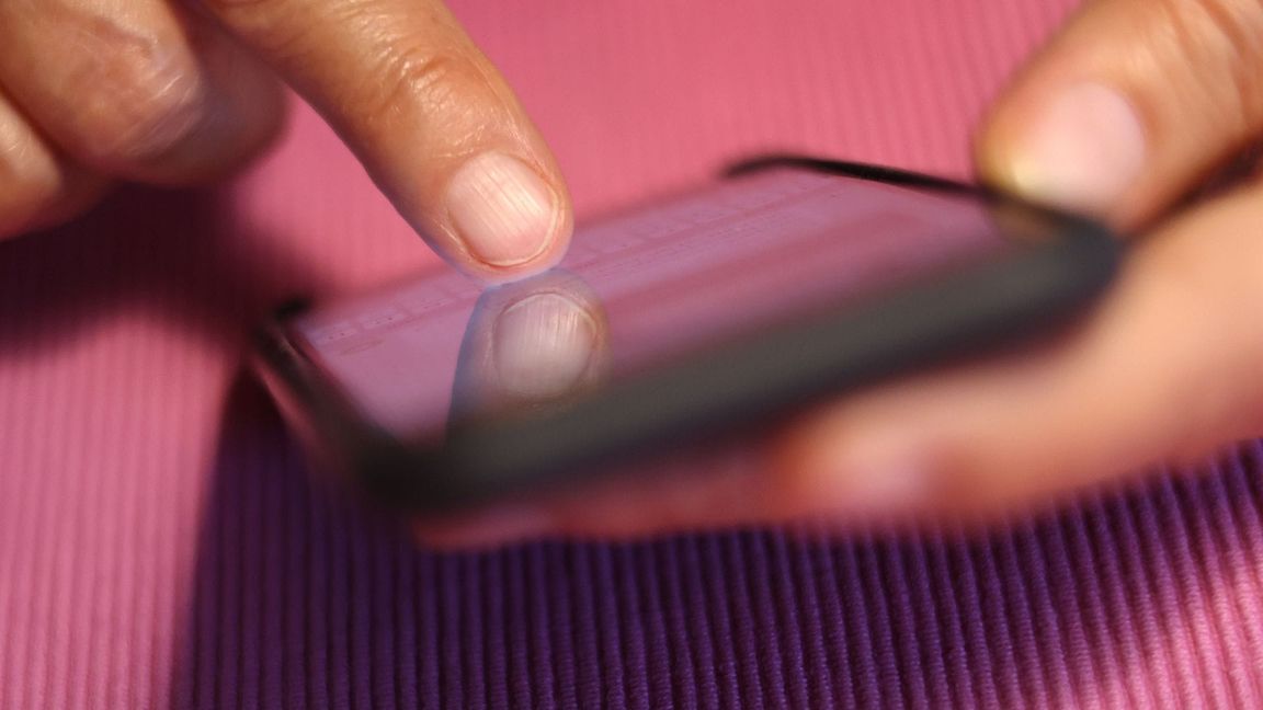 Die Deutschen verbringen sehr viel Zeit im Internet. Einer Befragung zufolge ist das für 98 Prozent der Befragten eine regelmäßige Aktivität. (Symbolbild)