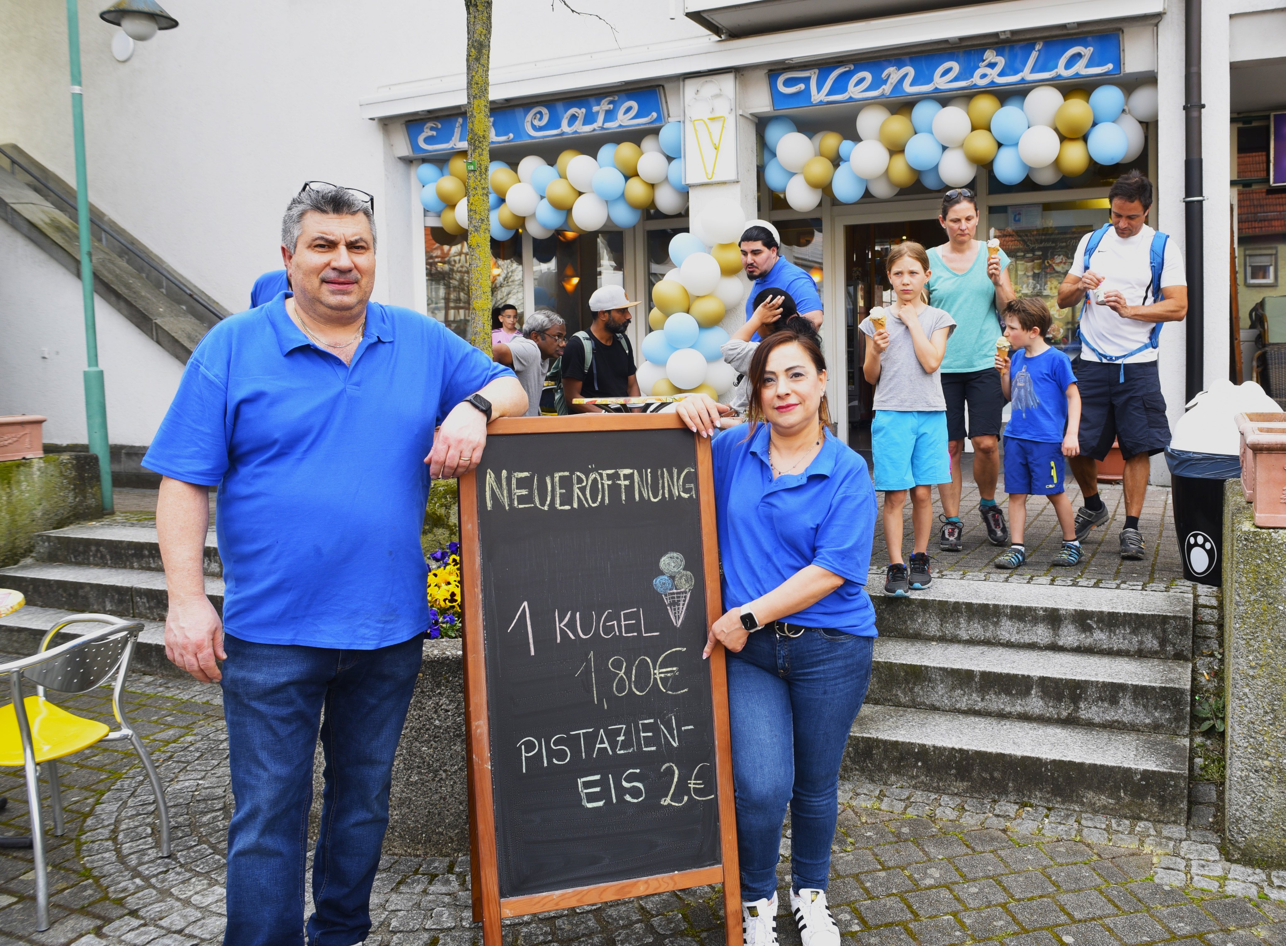 Lillo und Enza Cucchiara (von links) freuten sich als neue Pächter des Magstadter Eiscafés Venezia über ein heißes Auftakt-Wochenende.