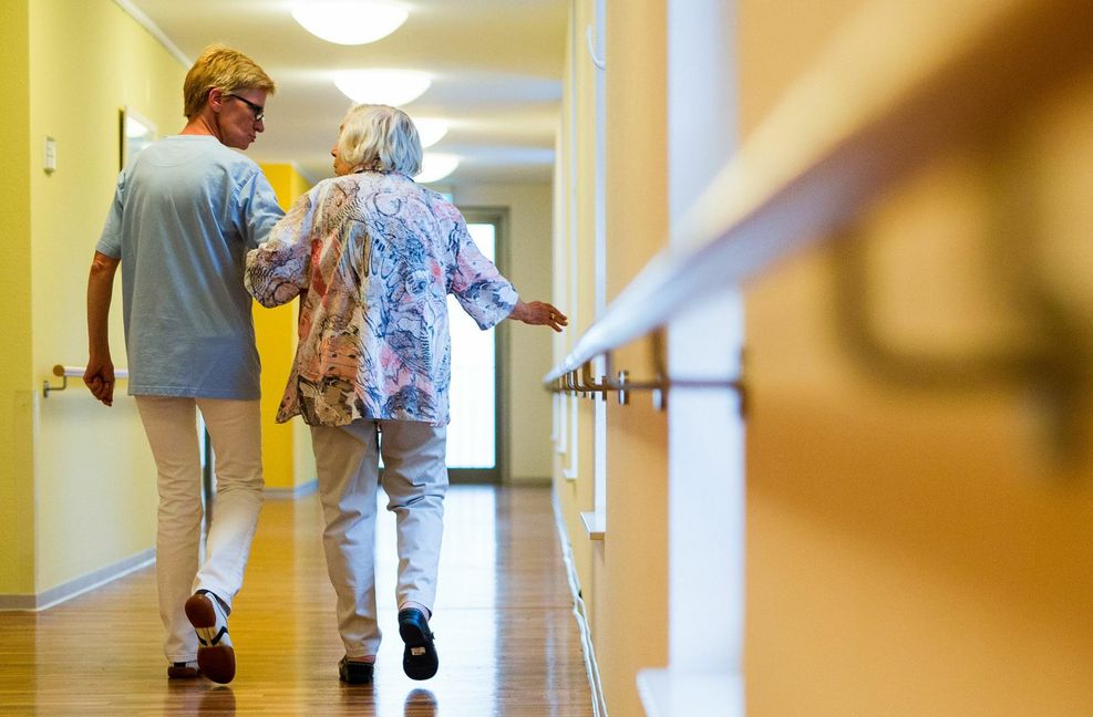 Angesichts immer höherer Kosten für die Pflege sollen Millionen von  Pflegebedürftigen mit einer Reform  entlastet werden.