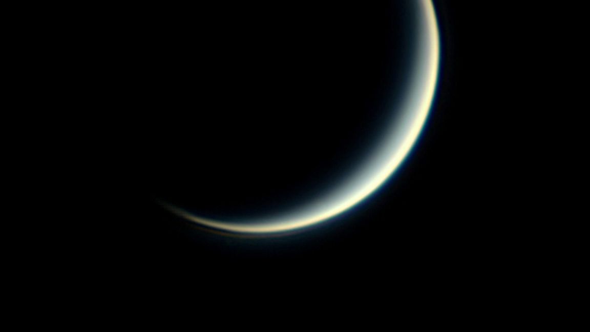 Nur noch eine schmale Sichel: Die Venus am Abendhimmel.