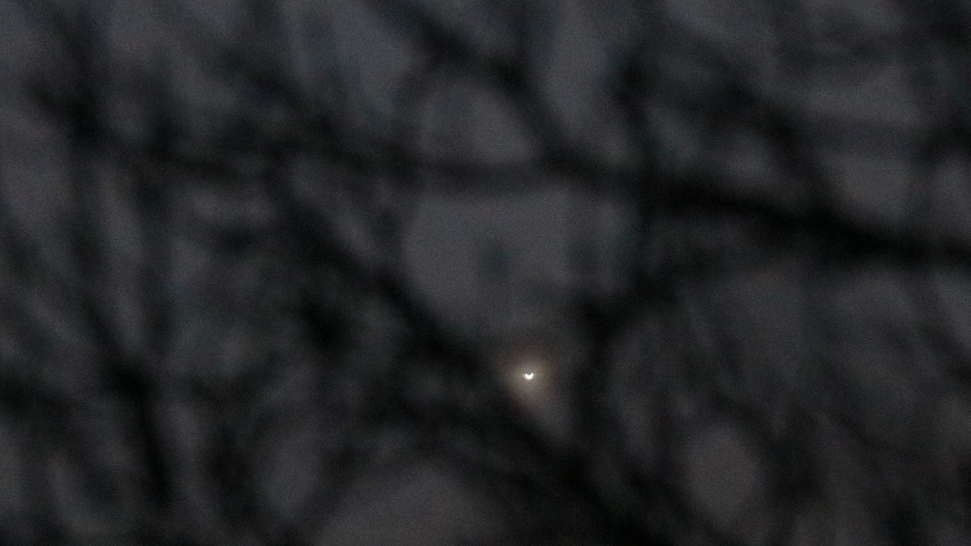 Mit einem 300mm-Zoomobjektiv sieht die Venus derzeit so aus.