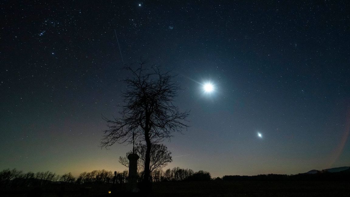 So sah der Abendhimmel Anfang März aus: Links der Jupiter, in der Mitte der Mond und rechts die Venus. (Archivbild)