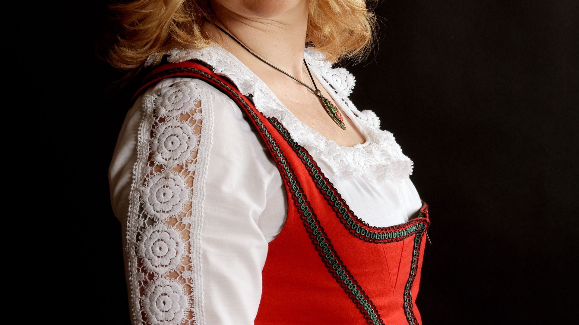 "Meine Wurzeln sind in den Schweizer Bergen. Und auf diesen Wurzeln wachsen meine neuen Wildjodelmelodien wie die Äste eines Baumes in verschiedene Richtungen", sagt Sonja Morgenegg.