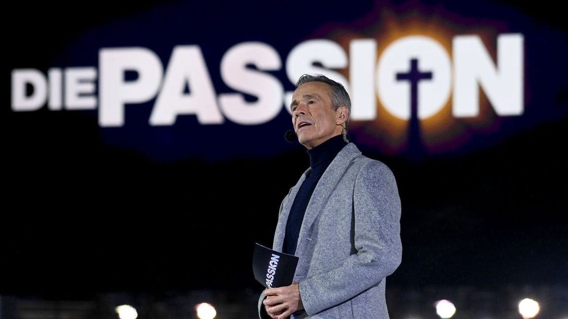 Hannes Jaenicke steht als Erzähler bei der RTL-Oster-Produktion „Die Passion“ auf der Bühne.