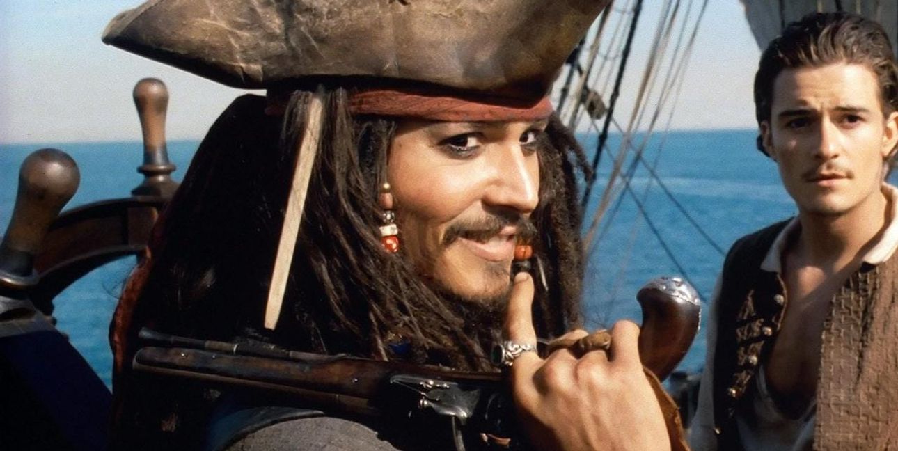 Johnny Depp links im Bild mit Dreispitz und Pistole