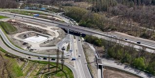 Die südliche Autobahnbrücke - auf unserem Bild die hintere Brücke - wird abgebrochen.