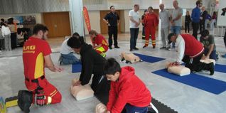 Unter Aufsicht versucchen sich die Schüler an  der eseten Hilfe. Der Katastrophenschutztag kommt bei den Sechstklässlern gut an. Bild: Staber