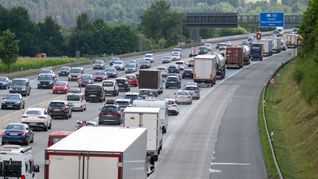 Wegen des langen Wochenendes und der Herbstferien wird mit Staus vor allem an den Samstagen im Oktober gerechnet. (Archivbild)