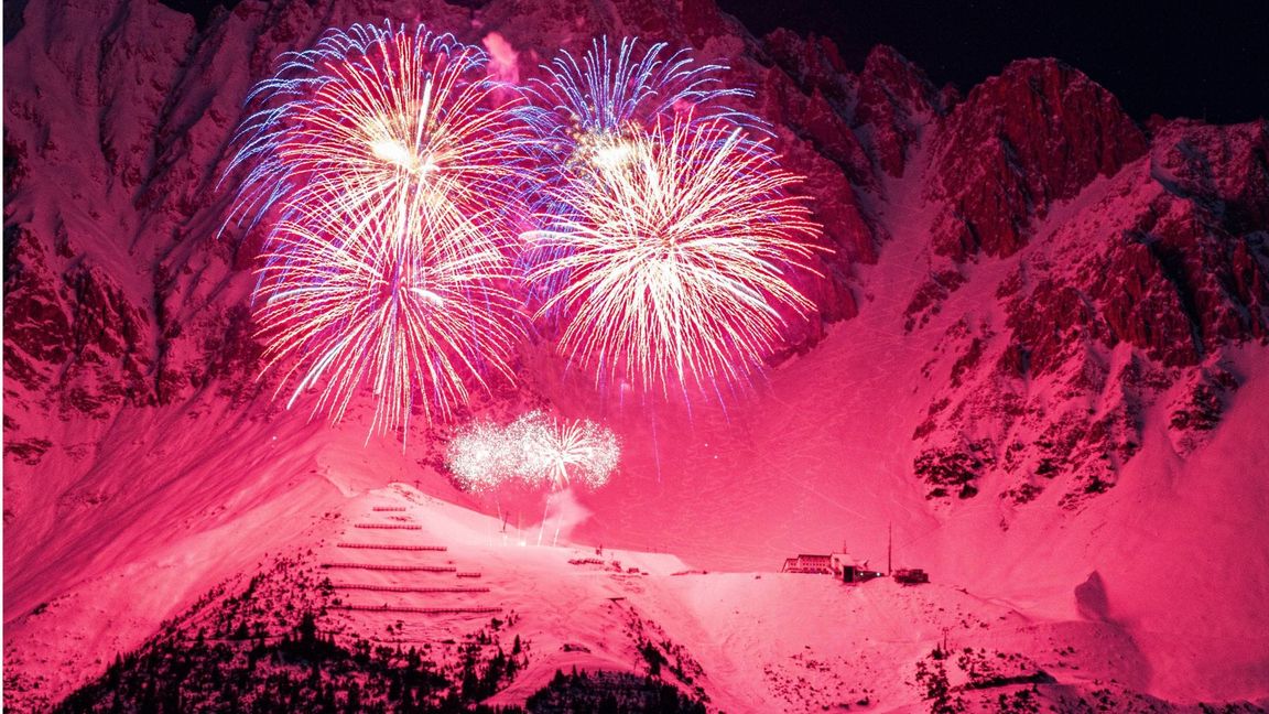 Geht’s noch farbenprächtiger? Wohl Kaum! Silvesterfeuerwerk auf der Seegrube bei Innsbruck in Tirol (Archivbild).