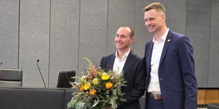 Erster Bürgermeister Tobias Heizmann (rechts) gratuliert Stefan Belz.