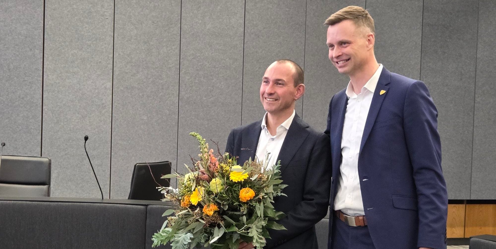 Erster Bürgermeister Tobias Heizmann (rechts) gratuliert Stefan Belz.