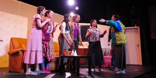 Die neunköpfige Schauspieltruppe des Max-Planck-Gymnasiums erhielt von den rund 120 Zuschauern tosenden Beifall.