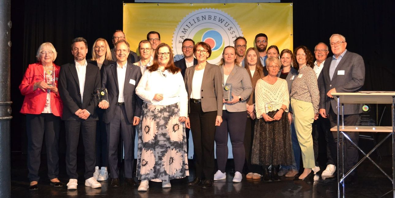 Unser Foto zeigt die ausgezeichneten Prädikatskommunen der Jahre 23/24 gemeinsam mit Staatssekretärin Dr. Ute Leidig (Mitte: grauer Blazer, helles Oberteil, dunkle Hose).