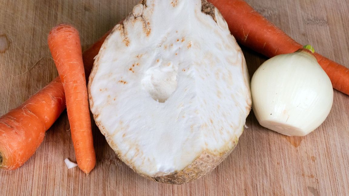 Auch bei Sellerie, Karotten und Zwiebeln gibt es Ertrags- und Qualitätsverluste. (Archivbild)