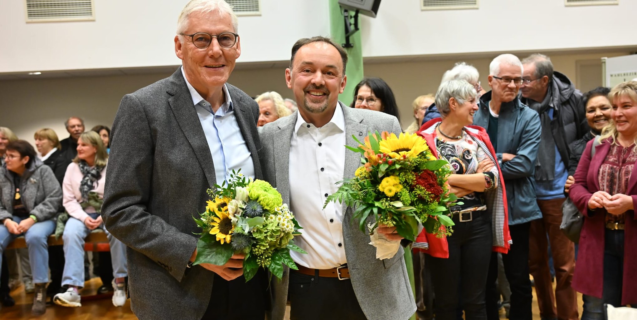 Landrat Helmut Riegger (links) gratuliert Miguel Pires Marques in der Gechinger Gemeindehalle zum Wahlsieg.