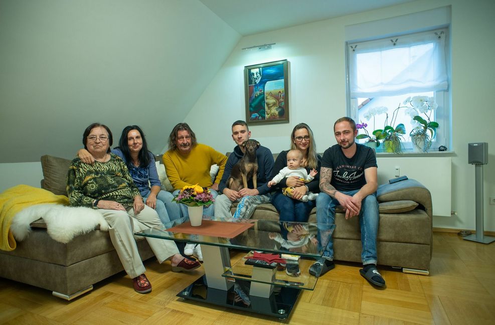Vier Generationen unter einem Dach: Uroma Doris Pickl, Elke Pickl und ihr Mann Ulrich Förster, Tom Förster mit Hund Laila, Lisa Pickl mit Sohn Ben und Lebensgefährte Max Banzhaf (v. li.)