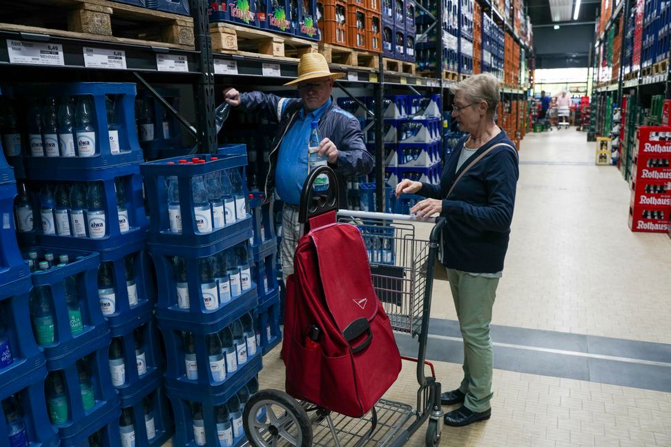 Viele Bürger decken sich wegen des verunreinigten Wassers in Getränkemärkten mit stillem Wasser ein, wie hier im Wein- und Getränkemarkt Benz in Böblingen. Bild: Dettenmeyer