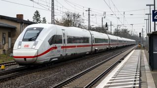 Sämtliche 137 Züge des ICE 4 sind inzwischen ausgeliefert. Der Zug bildet das Rückgrat der Fernverkehrsflotte der Bahn. (Archivbild)