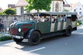 Das große Jubiläumswochenende startet mit dem Fahnenmarsch.