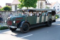 Das große Jubiläumswochenende startet mit dem Fahnenmarsch.