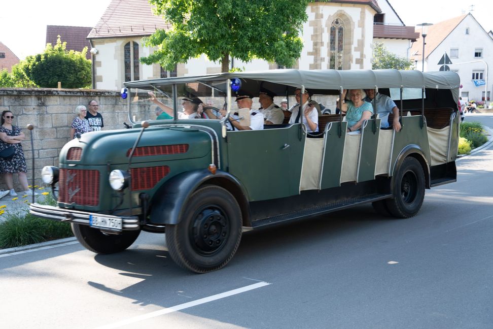 Das große Jubiläumswochenende startet mit dem Fahnenmarsch.