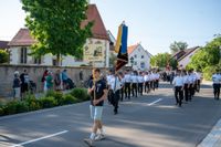 Das große Jubiläumswochenende startet mit dem Fahnenmarsch.