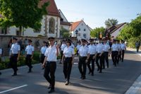 Das große Jubiläumswochenende startet mit dem Fahnenmarsch.