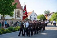 Das große Jubiläumswochenende startet mit dem Fahnenmarsch.