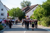 Das große Jubiläumswochenende startet mit dem Fahnenmarsch.