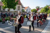 Das große Jubiläumswochenende startet mit dem Fahnenmarsch.