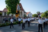 Das große Jubiläumswochenende startet mit dem Fahnenmarsch.