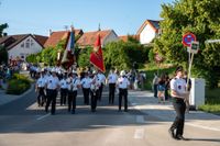 Das große Jubiläumswochenende startet mit dem Fahnenmarsch.