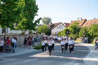 Das große Jubiläumswochenende startet mit dem Fahnenmarsch.