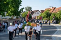 Das große Jubiläumswochenende startet mit dem Fahnenmarsch.