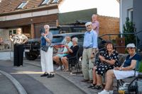 Das große Jubiläumswochenende startet mit dem Fahnenmarsch.