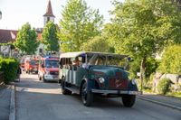 Das große Jubiläumswochenende startet mit dem Fahnenmarsch.