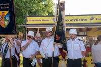 Das große Jubiläumswochenende startet mit dem Fahnenmarsch.