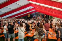 Das große Jubiläumswochenende startet mit dem Fahnenmarsch.