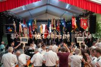 Das große Jubiläumswochenende startet mit dem Fahnenmarsch.