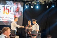 Das große Jubiläumswochenende startet mit dem Fahnenmarsch.