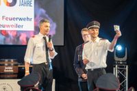 Das große Jubiläumswochenende startet mit dem Fahnenmarsch.