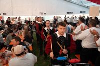 Das große Jubiläumswochenende startet mit dem Fahnenmarsch.