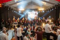Das große Jubiläumswochenende startet mit dem Fahnenmarsch.