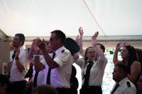 Das große Jubiläumswochenende startet mit dem Fahnenmarsch.